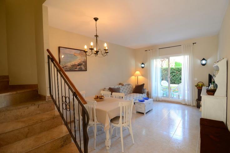Elegante sala de estar con mobiliario moderno en un apartamento en Building Carrer de la Bolleria - torrent-api - 1387895 en L'Estartit, L'Estartit
