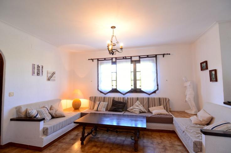 Salle de séjour élégante avec mobilier moderne dans un appartement à Building Carrer Osona - torrent-api - 1387812 à Torroella de Montgrí, Torroella de Montgrí Salle de séjour élégante avec mobilier moderne dans un appartement à Building Carrer Osona - torrent-api - 1387812 à Torroella de Montgrí, Torroella de Montgrí