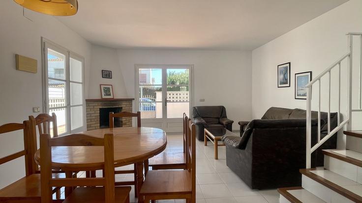 Sala de estar elegantemente projetada com móveis modernos em um apartamento no Building Passatge Santa Coloma-31 - torrent-api - 1395528 em L'Escala, L'Escala Sala de estar elegantemente projetada com móveis modernos em um apartamento no Building Passatge Santa Coloma-31 - torrent-api - 1395528 em L'Escala, L'Escala