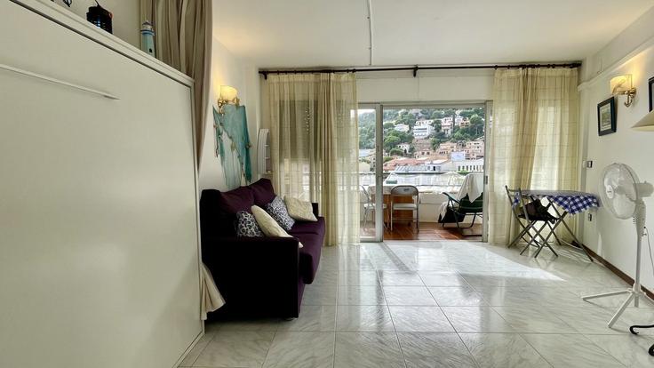 Sala de estar elegantemente projetada com móveis modernos em um apartamento no Building Avinguda de Roma - torrent-api - 1395383 em L'Estartit, L'Estartit