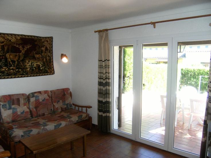 Salle de séjour élégante avec mobilier moderne dans un appartement à Building Carrer Palmeres - torrent-api - 1395527 à Torroella de Montgrí, Torroella de Montgrí Salle de séjour élégante avec mobilier moderne dans un appartement à Building Carrer Palmeres - torrent-api - 1395527 à Torroella de Montgrí, Torroella de Montgrí