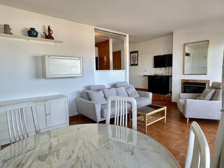 Sala de estar elegantemente projetada com móveis modernos em um apartamento no Building Carrer del Mirador del Pedró - torrent-api - 1395391 em L'Escala, L'Escala Sala de estar elegantemente projetada com móveis modernos em um apartamento no Building Carrer del Mirador del Pedró - torrent-api - 1395391 em L'Escala, L'Escala