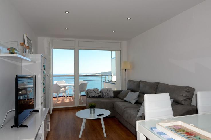 Sala de estar elegantemente projetada com móveis modernos em um apartamento no Building Carrer del Puig Borrom - torrent-api - 1395333 em L'Escala, L'Escala