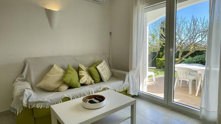 Salle de séjour élégante avec mobilier moderne dans un appartement à Building Carrer Solsonès - torrent-api - 1387941 à Torroella de Montgrí, Torroella de Montgrí Salle de séjour élégante avec mobilier moderne dans un appartement à Building Carrer Solsonès - torrent-api - 1387941 à Torroella de Montgrí, Torroella de Montgrí