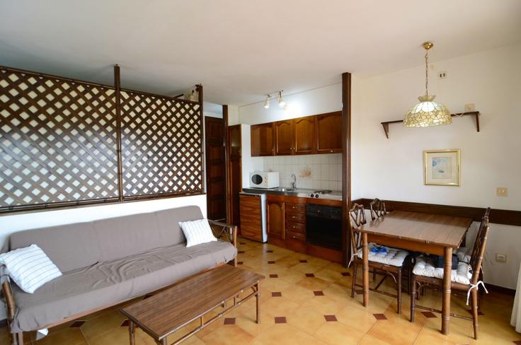 Building Carrer de la Garrotxa - torrent-api - 1387868 adresindeki bir dairede modern mobilyalarla zarif bir şekilde tasarlanmış oturma odası L'Estartit, L'Estartit Building Carrer de la Garrotxa - torrent-api - 1387868 adresindeki bir dairede modern mobilyalarla zarif bir şekilde tasarlanmış oturma odası L'Estartit, L'Estartit