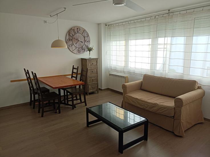 Sala de estar elegantemente projetada com móveis modernos em um apartamento no Building Carrer de la Torre - torrent-api - 1395334 em L'Escala, L'Escala Sala de estar elegantemente projetada com móveis modernos em um apartamento no Building Carrer de la Torre - torrent-api - 1395334 em L'Escala, L'Escala