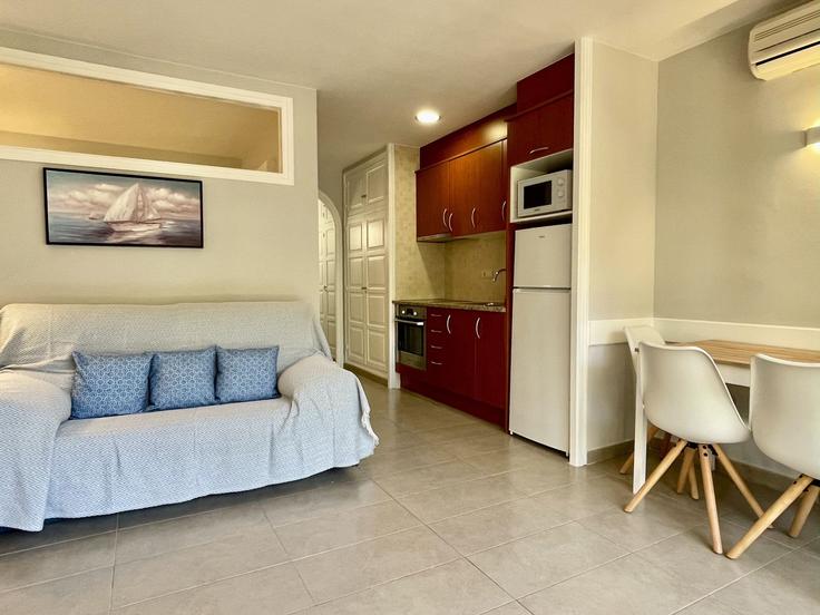 Elegant gestaltetes Wohnzimmer mit moderner Einrichtung in einer Wohnung im Building Carrer del Freu - torrent-api - 1346930 in L'Estartit, L'Estartit Elegant gestaltetes Wohnzimmer mit moderner Einrichtung in einer Wohnung im Building Carrer del Freu - torrent-api - 1346930 in L'Estartit, L'Estartit