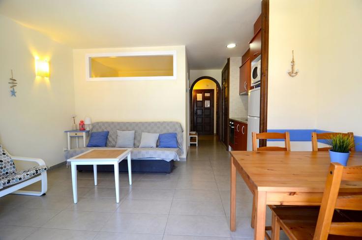 Sala de estar elegantemente projetada com móveis modernos em um apartamento no Building Carrer del Freu - torrent-api - 1387891 em L'Estartit, L'Estartit