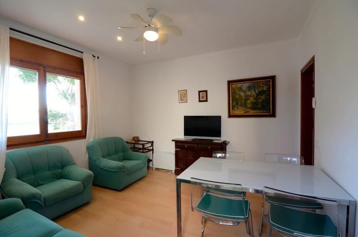 Building Carrer de Barcelona - torrent-api - 1387920 adresindeki bir dairede modern mobilyalarla zarif bir şekilde tasarlanmış oturma odası L'Estartit, L'Estartit Building Carrer de Barcelona - torrent-api - 1387920 adresindeki bir dairede modern mobilyalarla zarif bir şekilde tasarlanmış oturma odası L'Estartit, L'Estartit