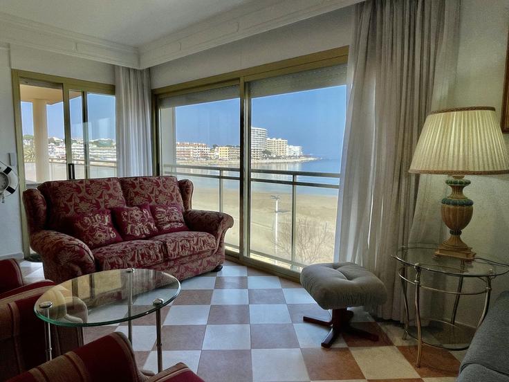 Sala de estar elegantemente projetada com móveis modernos em um apartamento no Building Carrer Margarida - torrent-api - 1387824 em L'Escala, L'Escala Sala de estar elegantemente projetada com móveis modernos em um apartamento no Building Carrer Margarida - torrent-api - 1387824 em L'Escala, L'Escala