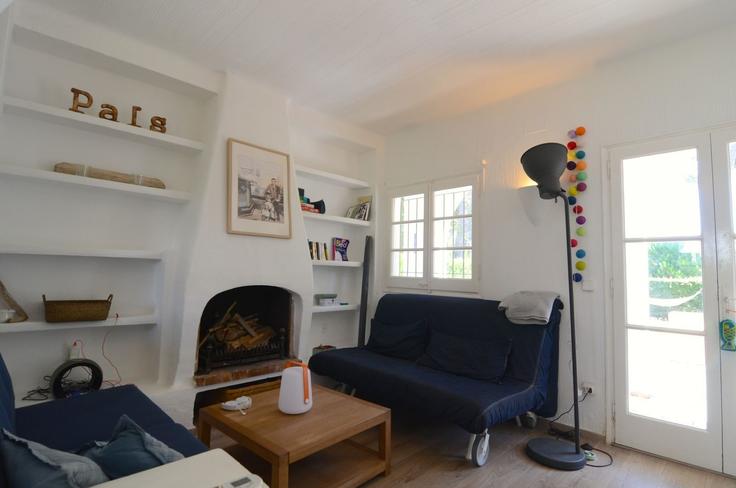 Building Carrer del Golf - torrent-api - 1387867 adresindeki bir dairede modern mobilyalarla zarif bir şekilde tasarlanmış oturma odası Pals, Pals