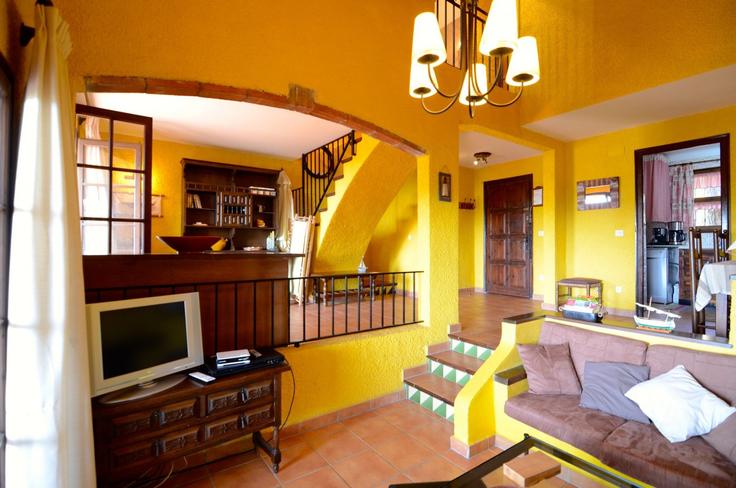 Building Passatge Berna - torrent-api - 1395538 adresindeki bir dairede modern mobilyalarla zarif bir şekilde tasarlanmış oturma odası La Torre Vella, La Torre Vella