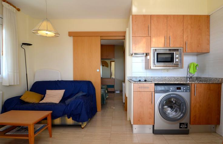 Salle de séjour élégante avec mobilier moderne dans un appartement à Building Carrer Tulipa - torrent-api - 1387945 à Els Griells, Els Griells