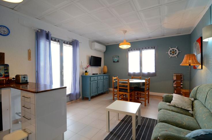 Sala de estar elegantemente projetada com móveis modernos em um apartamento no Building Carrer Fondo - torrent-api - 1395501 em L'Escala, L'Escala