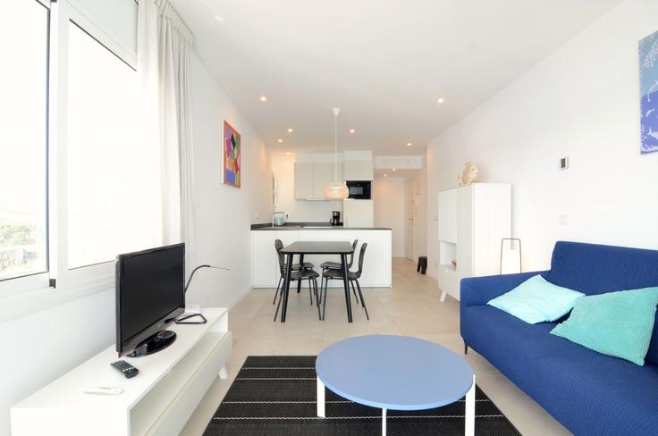 Sala de estar elegantemente projetada com móveis modernos em um apartamento no Building Carrer del Puig Borrom - torrent-api - 1395380 em L'Escala, L'Escala