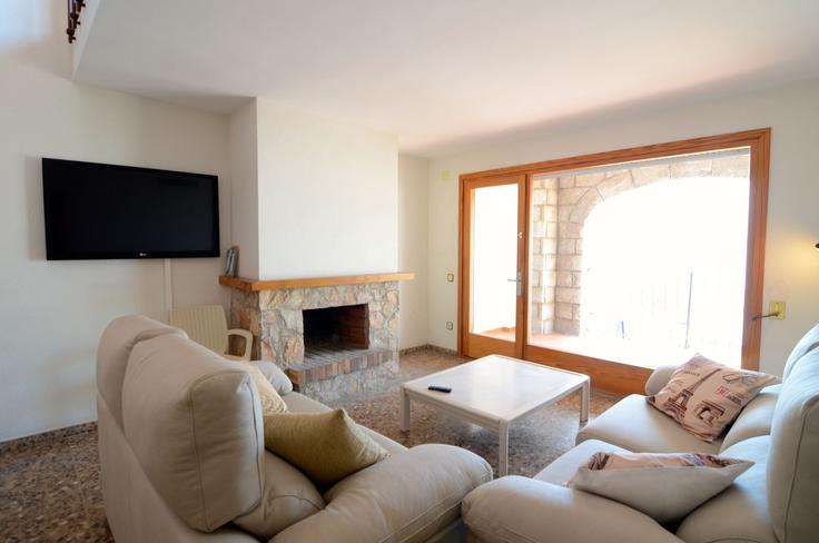 Sala de estar elegantemente projetada com móveis modernos em um apartamento no Building Passeig Lluís Albert - torrent-api - 1395370 em L'Escala, L'Escala