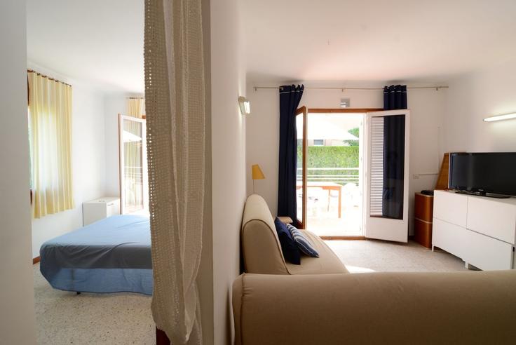 Elegante sala de estar con mobiliario moderno en un apartamento en Building Carrer Camèlia - torrent-api - 1395419 en Els Griells, Els Griells Elegante sala de estar con mobiliario moderno en un apartamento en Building Carrer Camèlia - torrent-api - 1395419 en Els Griells, Els Griells