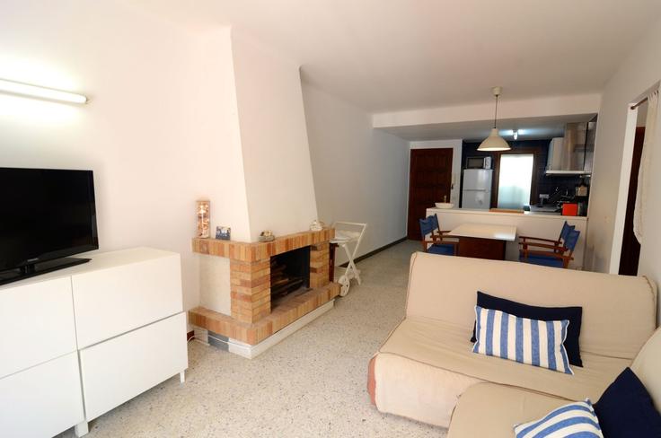 Salle de séjour élégante avec mobilier moderne dans un appartement à Building Carrer Camèlia - torrent-api - 1395419 à Els Griells, Els Griells