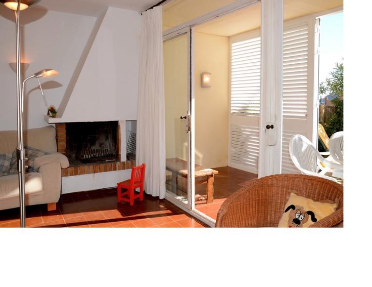 Elegant gestaltetes Wohnzimmer mit moderner Einrichtung in einer Wohnung im Building Passatge Racó - torrent-api - 1387921 in Begur, Begur Elegant gestaltetes Wohnzimmer mit moderner Einrichtung in einer Wohnung im Building Passatge Racó - torrent-api - 1387921 in Begur, Begur