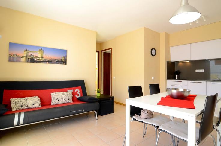 Sala de estar elegantemente projetada com móveis modernos em um apartamento no Building Carrer Pi i Margall - torrent-api - 1395405 em L'Escala, L'Escala