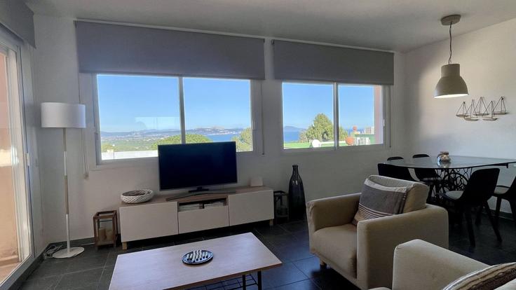 Elegante sala de estar con mobiliario moderno en un apartamento en Building Carrer ses Planasses - torrent-api - 1395519 en Begur, Begur