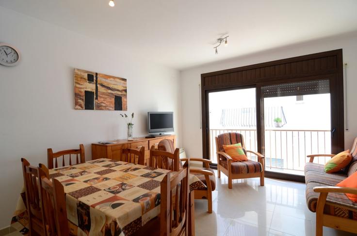 Sala de estar elegantemente projetada com móveis modernos em um apartamento no Building Carrer Calvari - torrent-api - 1395473 em L'Escala, L'Escala Sala de estar elegantemente projetada com móveis modernos em um apartamento no Building Carrer Calvari - torrent-api - 1395473 em L'Escala, L'Escala