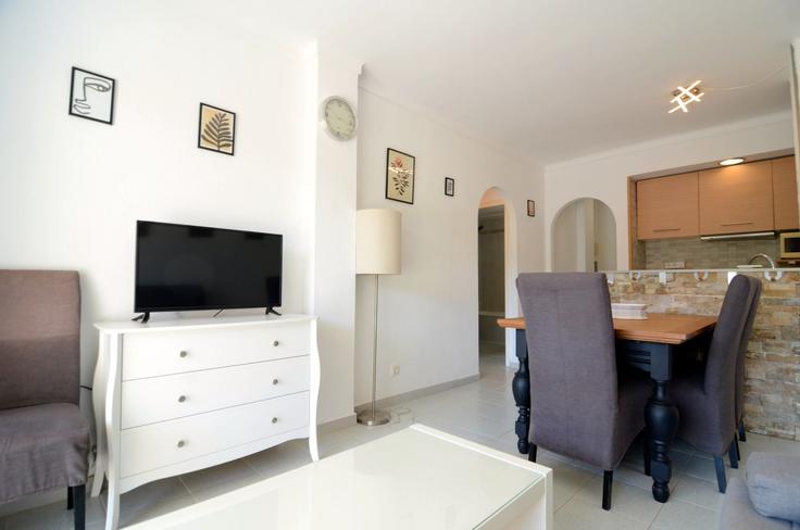 Sala de estar elegantemente projetada com móveis modernos em um apartamento no Building Avinguda Riells - torrent-api - 1395496 em L'Escala, L'Escala Sala de estar elegantemente projetada com móveis modernos em um apartamento no Building Avinguda Riells - torrent-api - 1395496 em L'Escala, L'Escala