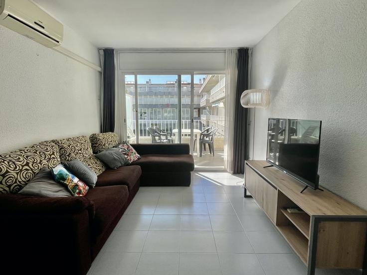 Salle de séjour élégante avec mobilier moderne dans un appartement à Building Carrer de la Devesa - torrent-api - 1395462 à L'Estartit, L'Estartit Salle de séjour élégante avec mobilier moderne dans un appartement à Building Carrer de la Devesa - torrent-api - 1395462 à L'Estartit, L'Estartit