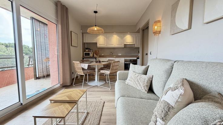 Sala de estar elegantemente projetada com móveis modernos em um apartamento no Building Carrer Salines - torrent-api - 1395479 em L'Estartit, L'Estartit Sala de estar elegantemente projetada com móveis modernos em um apartamento no Building Carrer Salines - torrent-api - 1395479 em L'Estartit, L'Estartit