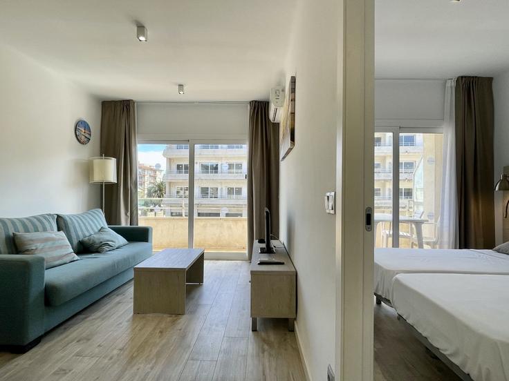 Sala de estar elegantemente projetada com móveis modernos em um apartamento no Building Avinguda de Roma - torrent-api - 1395469 em L'Estartit, L'Estartit