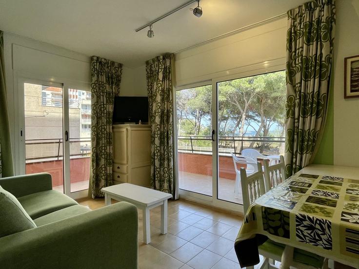 L'Estartit, L'Estartit에 위치한 Building Carrer Salines - torrent-api - 1395574 유닛의 세련된 인테리어가 돋보이는 거실 L'Estartit, L'Estartit에 위치한 Building Carrer Salines - torrent-api - 1395574 유닛의 세련된 인테리어가 돋보이는 거실