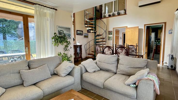 Elegant gestaltetes Wohnzimmer mit moderner Einrichtung in einer Wohnung im Building Carretera de la Platja del Racó - torrent-api - 1395577 in Begur, Begur Elegant gestaltetes Wohnzimmer mit moderner Einrichtung in einer Wohnung im Building Carretera de la Platja del Racó - torrent-api - 1395577 in Begur, Begur