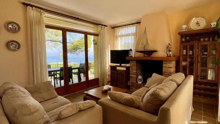 Elegante sala de estar con mobiliario moderno en un apartamento en Building Carretera de la Platja del Racó - torrent-api - 1395577 en Begur, Begur