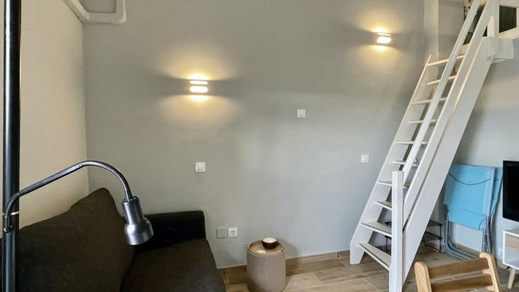 Salle de séjour élégante avec mobilier moderne dans un appartement à Building Carrer Assutzena - torrent-api - 1395581 à Els Griells, Els Griells