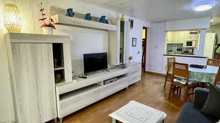 Salle de séjour élégante avec mobilier moderne dans un appartement à Building Carrer Camèlia - torrent-api - 1395586 à Els Griells, Els Griells