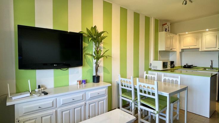 Building Carrer Salines - torrent-api - 1395585 adresindeki bir dairede modern mobilyalarla zarif bir şekilde tasarlanmış oturma odası L'Estartit, L'Estartit