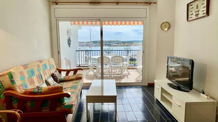 Sala de estar elegantemente projetada com móveis modernos em um apartamento no Building Carrer del Llevant - torrent-api - 1395562 em L'Escala, L'Escala Sala de estar elegantemente projetada com móveis modernos em um apartamento no Building Carrer del Llevant - torrent-api - 1395562 em L'Escala, L'Escala