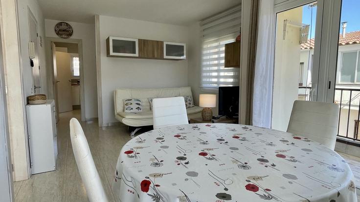 Elegante sala de estar con mobiliario moderno en un apartamento en Building Carrer del Milà - torrent-api - 1395594 en L'Estartit, L'Estartit