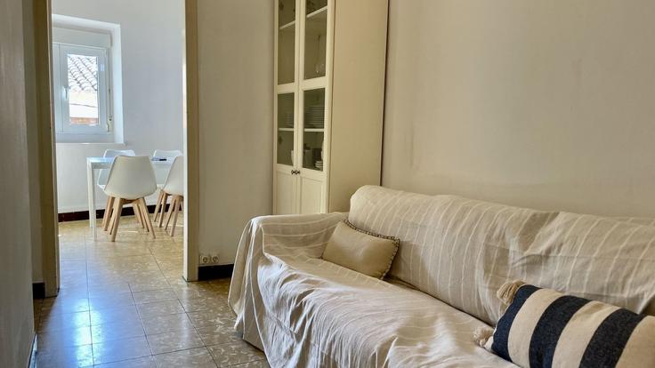 Salle de séjour élégante avec mobilier moderne dans un appartement à Building Carrer Samaria - torrent-api - 1395620 à Pals, Pals