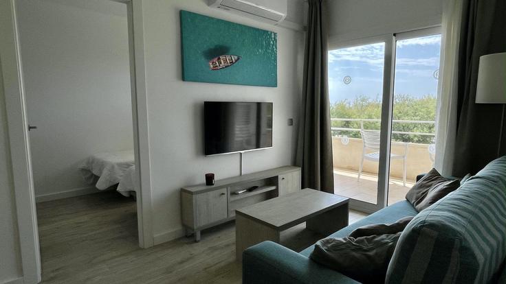 Sala de estar elegantemente projetada com móveis modernos em um apartamento no Building Avinguda de Roma - torrent-api - 1395600 em L'Estartit, L'Estartit