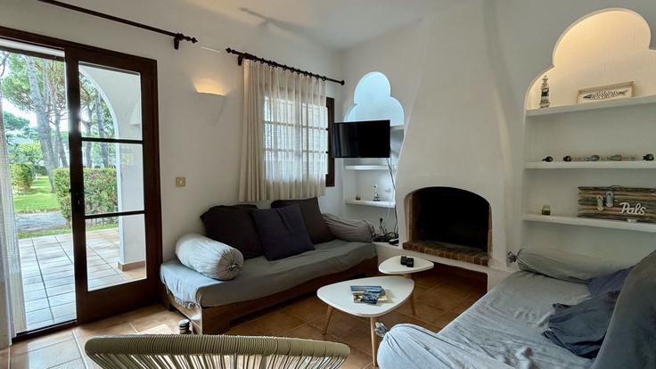 Elegante sala de estar con mobiliario moderno en un apartamento en Building Carrer del Golf - torrent-api - 1395627 en Pals, Pals Elegante sala de estar con mobiliario moderno en un apartamento en Building Carrer del Golf - torrent-api - 1395627 en Pals, Pals