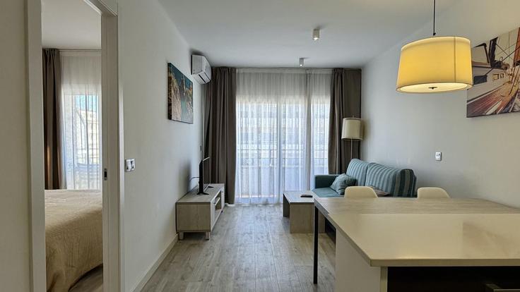 Building Avinguda de Roma - torrent-api - 1461275 adresindeki bir dairede modern mobilyalarla zarif bir şekilde tasarlanmış oturma odası L'Estartit, L'Estartit