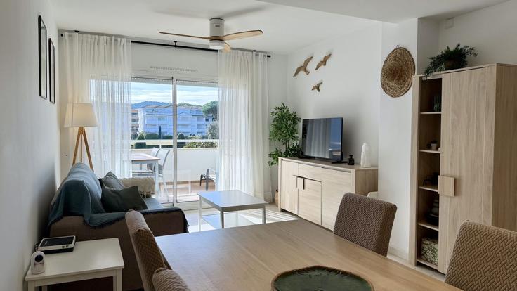 Elegante sala de estar con mobiliario moderno en un apartamento en Building Carrer del Golf - torrent-api - 1474770 en Pals, Pals Elegante sala de estar con mobiliario moderno en un apartamento en Building Carrer del Golf - torrent-api - 1474770 en Pals, Pals