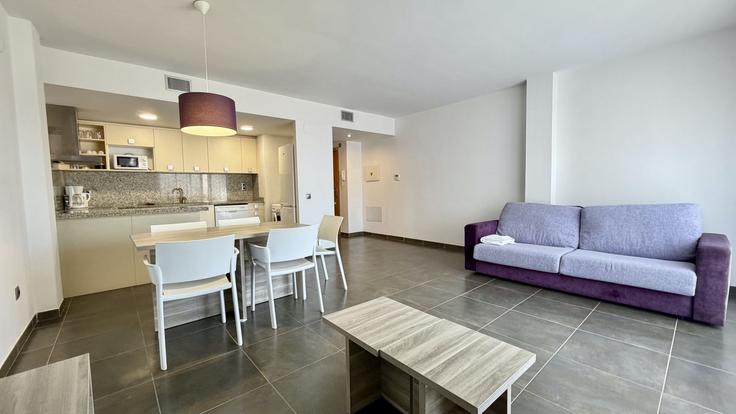 Salle de séjour élégante avec mobilier moderne dans un appartement à Building Carrer de l'Església - torrent-api - 1593864 à L'Estartit, L'Estartit Salle de séjour élégante avec mobilier moderne dans un appartement à Building Carrer de l'Església - torrent-api - 1593864 à L'Estartit, L'Estartit