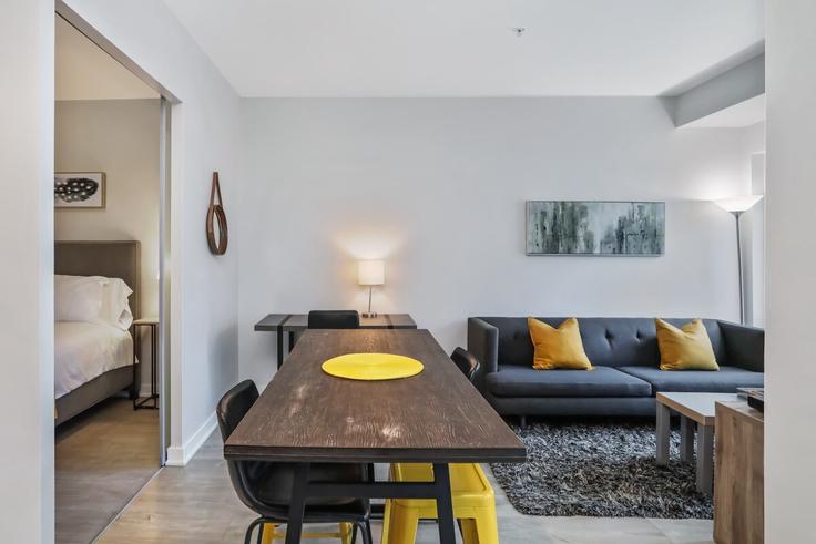 Salle de séjour élégante avec mobilier moderne dans un appartement à Building Queen Street West - tostays - 1050771 - TOR à Old Toronto, Toronto