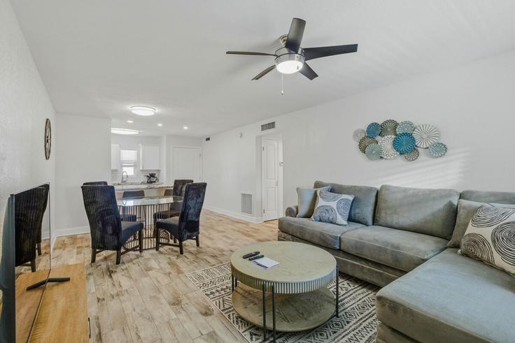 Elegant gestaltetes Wohnzimmer mit moderner Einrichtung in einer Wohnung im Building West Cleveland Street - tostays - 1371162 in Tampa, Tampa