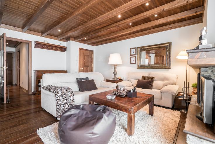 Sala de estar elegantemente projetada com móveis modernos em um apartamento no Building Calle Perimetrau - totiaran-sl - 1336189 em Baqueira, Baqueira Sala de estar elegantemente projetada com móveis modernos em um apartamento no Building Calle Perimetrau - totiaran-sl - 1336189 em Baqueira, Baqueira