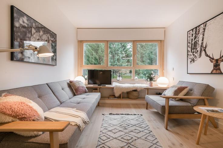 Sala de estar elegantemente projetada com móveis modernos em um apartamento no Building Edifici Saumet;Ag. Baqueira - totiaran-sl - 1336173 em Baqueira, Baqueira Sala de estar elegantemente projetada com móveis modernos em um apartamento no Building Edifici Saumet;Ag. Baqueira - totiaran-sl - 1336173 em Baqueira, Baqueira