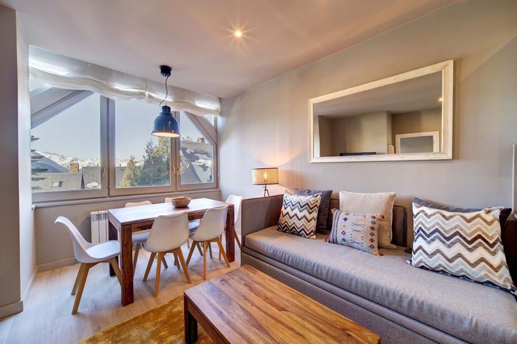 Baqueira, Baqueira 소재 Building Carrer Residencial I - totiaran-sl - 1336210 유닛에 마련된, 현대적인 가구로 꾸며진 우아한 디자인의 거실 Baqueira, Baqueira 소재 Building Carrer Residencial I - totiaran-sl - 1336210 유닛에 마련된, 현대적인 가구로 꾸며진 우아한 디자인의 거실