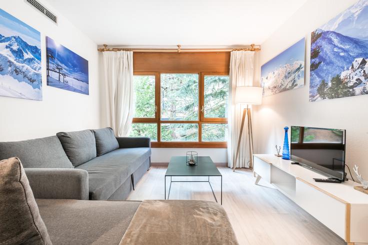 Sala de estar elegantemente projetada com móveis modernos em um apartamento no Building Carretera Port,deth;Ag. Baqueira - totiaran-sl - 1336211 em Baqueira, Baqueira